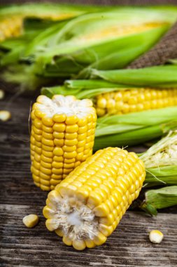 Olgun Mısır eski kahverengi ahşap masa.