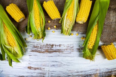 Olgun Mısır eski kahverengi ahşap masa. Sarı Mısır, üstten görünüm