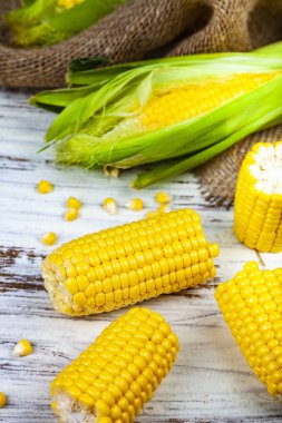 Olgun Mısır eski kahverengi ahşap masa.