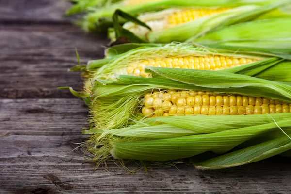 Olgun Mısır eski kahverengi ahşap masa.