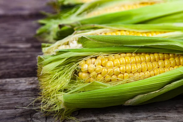 Olgun Mısır eski kahverengi ahşap masa.