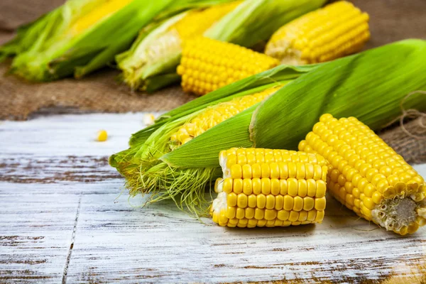 Olgun Mısır eski kahverengi ahşap masa.