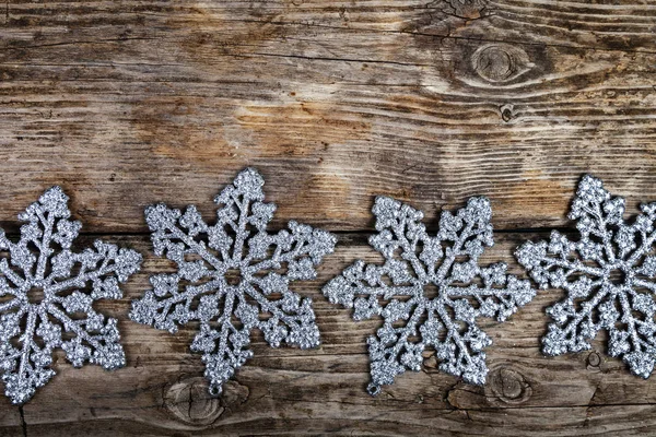 Fiocchi Neve Argentei Vecchio Sfondo Legno Marrone Confine Natale — Foto Stock