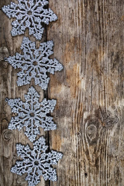 Zilverkleurige Sneeuwvlokken Een Oud Bruin Houten Achtergrond Kerst Grens — Stockfoto