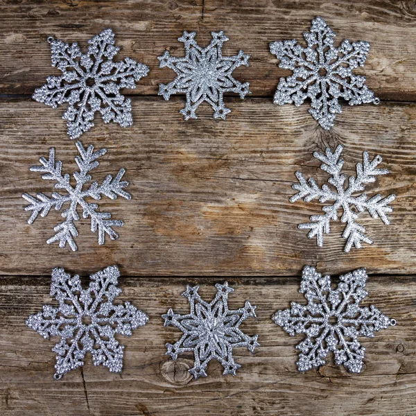 Silbrige Schneeflocken Auf Einem Alten Braunen Holzgrund Weihnachtsrahmen — Stockfoto