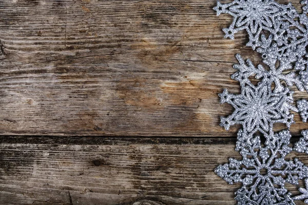 Flocos Neve Prateados Fundo Madeira Marrom Velho Fronteira Natal — Fotografia de Stock