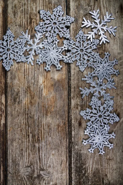 Silvriga Snöflingor Gammal Brun Trä Bakgrund Christmas Gränsen — Stockfoto