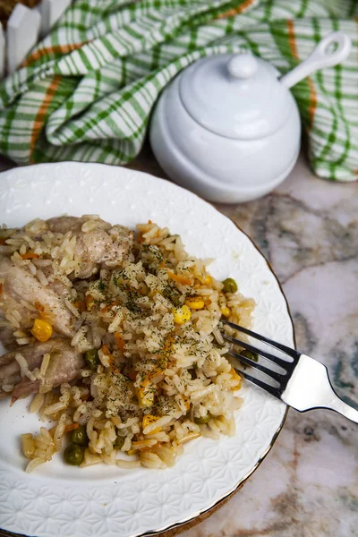 Riz Avec Poulet Légumes Dans Une Assiette Blanche Délicieux Aliment — Photo