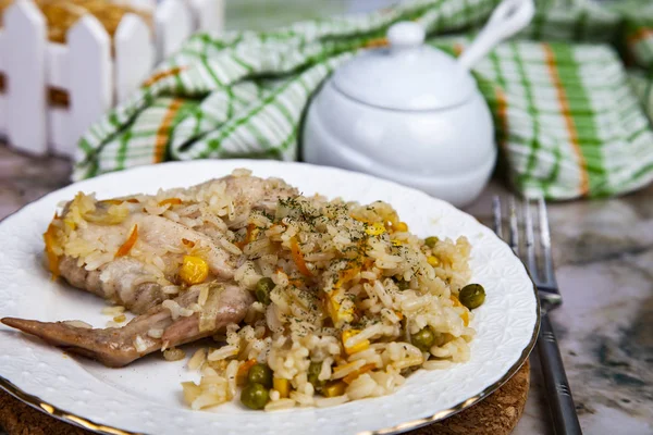 Nasi Dengan Ayam Dan Sayuran Dalam Piring Putih Makanan Oriental — Stok Foto