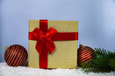 Kırmızı Noel hediyesi, Ladin şube ve kar topları. Noel ve yeni yıl için dekor.