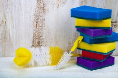 Ahşap arka plan üzerinde mutfakta temizlik için öğeleri.