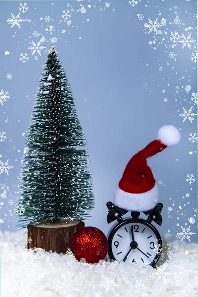 钟在圣诞老人的帽子 圣诞树和球在雪地里 新年或圣诞节的装饰 — 图库照片