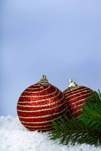 Dos Bolas Rojas Navidad Ramas Abeto Nieve Sobre Fondo — Foto de Stock