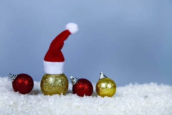 Рождественский Мяч Шапке Санты Шары Снегу Декор Новому Году Рождеству — стоковое фото
