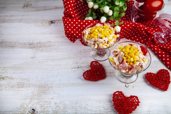 美味的蟹棒沙拉 西红柿和玉米 为浪漫晚餐服务与心脏 — 图库照片