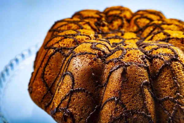 Köstliche Schokoladenkuchen Auf Einem Transparenten Teller Auf Blauem Hintergrund — Stockfoto