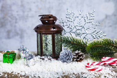Noel Fener, köknar dalı ve grunge arka plan üzerinde kar tanesi. Noel dekor.
