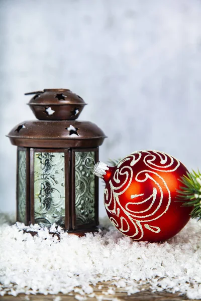 Weihnachtslaterne Tannenzweig Und Ball Auf Grunge Hintergrund Weihnachtsdekoration — Stockfoto