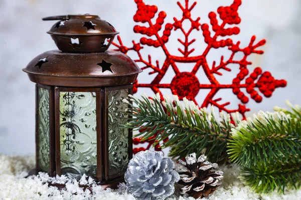 クリスマス ランタン モミ枝 グランジ背景に雪の結晶 クリスマスの装飾 — ストック写真