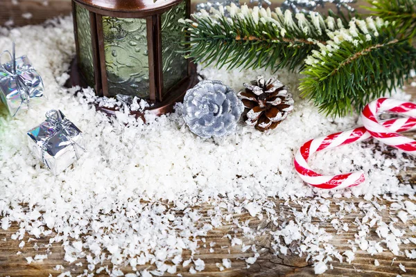 圣诞灯笼 杉木树枝和糖果在雪地里 圣诞装饰 — 图库照片