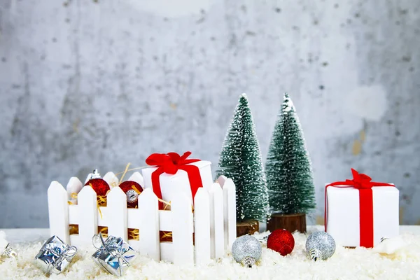 Різдвяні Подарунки Прикраси Білій Коробці Снігу Гранжевому Фоні Різдвяний Розпродаж — стокове фото