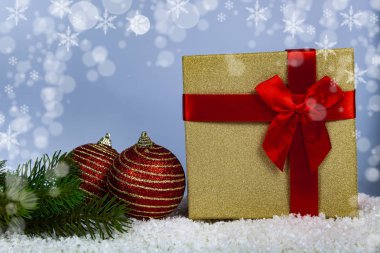 Kırmızı Noel hediyesi, Ladin şube ve kar topları. Noel ve yeni yıl için dekor.