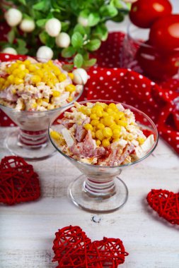 Yengeç sopa, peynir, domates, Mısır, lezzetli salata. Kalpleri ile romantik bir akşam yemeği için hizmet.