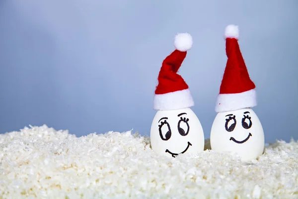 Два Яйца Рождественских Шапках Снегу Открытка Новый Год Рождество — стоковое фото