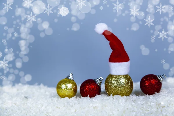 Weihnachtskugel Weihnachtsmütze Und Kugeln Schnee Dekor Für Das Neue Jahr — Stockfoto