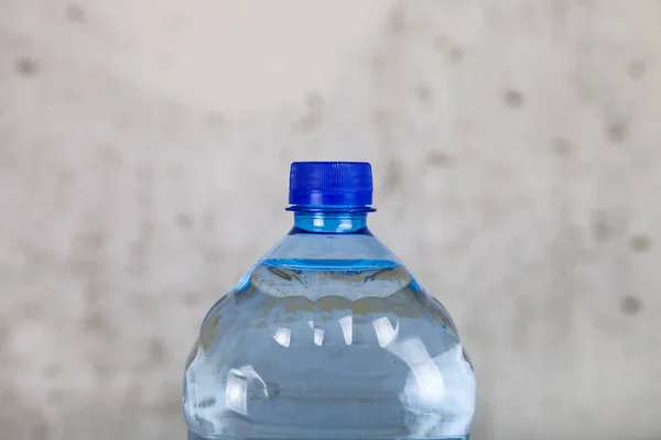 Μπουκάλι Νερό Γκρι Φόντο Καθαρό Πόσιμο Νερό — Φωτογραφία Αρχείου