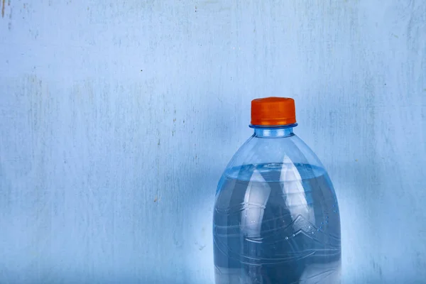 Fles Water Blauwe Achtergrond — Stockfoto