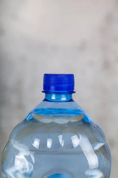 Wasserflasche Auf Grauem Hintergrund Klares Trinkwasser — Stockfoto