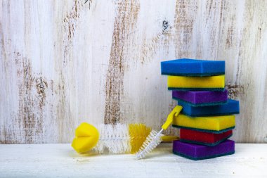 Ahşap arka plan üzerinde mutfakta temizlik için öğeleri.