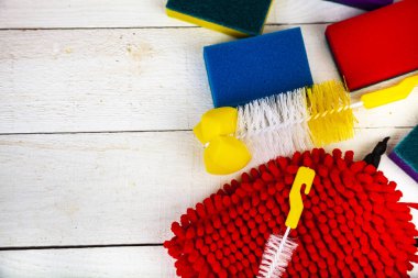 Ahşap arka plan üzerinde mutfakta temizlik için öğeleri.