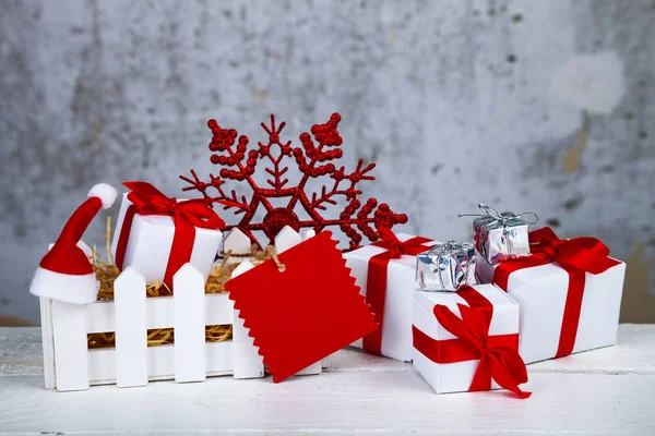 Weihnachtsgeschenke Und Dekorationen Einer Weißen Schachtel Auf Grunge Hintergrund Weihnachtsverkauf — Stockfoto