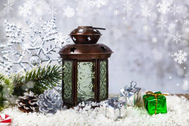 Noel Fener, köknar dalı ve grunge arka plan üzerinde kar tanesi. Noel dekor.