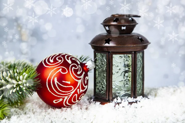 圣诞灯笼 杉木分行和球在垃圾的背景 圣诞装饰 — 图库照片