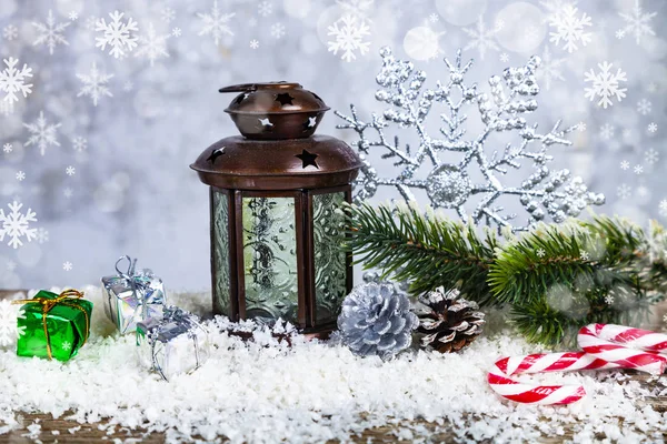 圣诞灯笼 杉木树枝和雪花的垃圾背景 圣诞装饰 — 图库照片