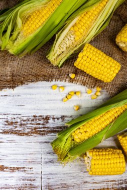 Ahşap masa yakın çekim Olgun Mısır.