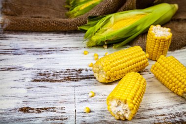 Ahşap masa yakın çekim Olgun Mısır.