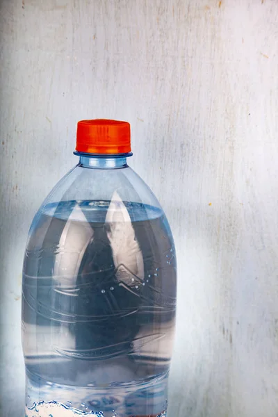 Flasche Wasser Auf Holzgrund — Stockfoto