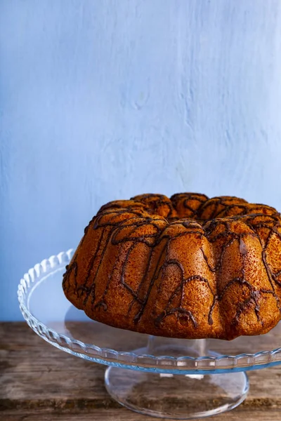 Вкусный Шоколадный Торт Прозрачном Блюде Голубом Фоне — стоковое фото