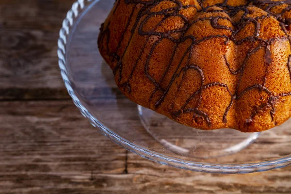 Вкусный Шоколадный Торт Прозрачном Блюде Деревянном Фоне — стоковое фото