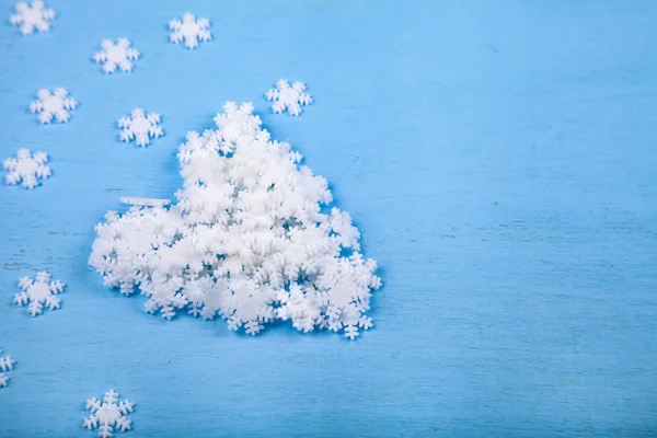 Kerst Sneeuwvlokken Blauwe Houten Achtergrond Hart Van Witte Sneeuwvlokken — Stockfoto