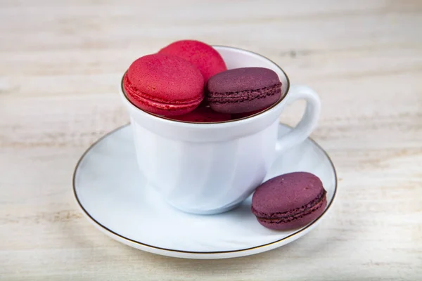 Berry Macaroons White Cup Wooden Background Tasty Cookies — Stock Photo, Image