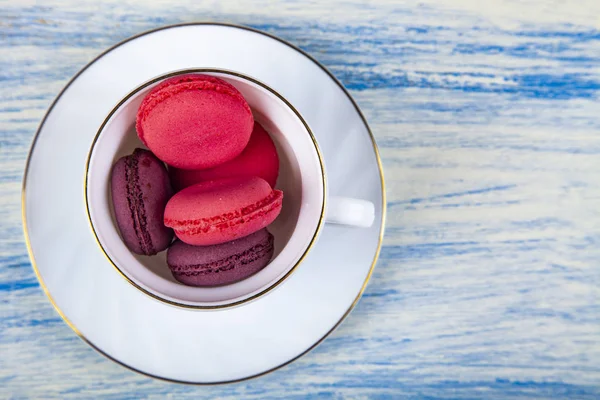 Berry Macaroons White Cup Blue Wooden Background Tasty Cookies — Stock Photo, Image