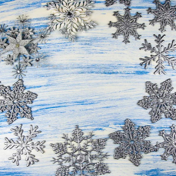 Vánoční Vločky Modré Dřevěné Pozadí Rám Stříbrných Sněhových Vloček — Stock fotografie