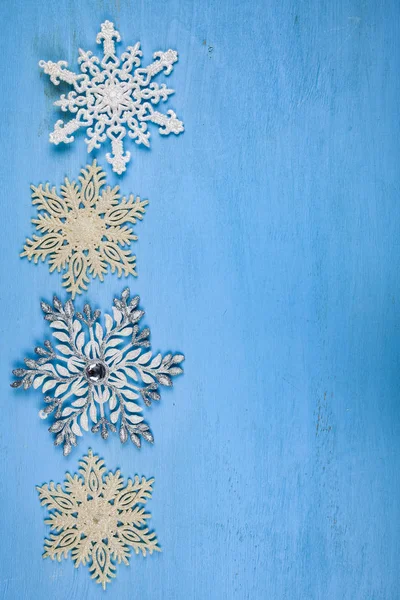 Kerst Sneeuwvlokken Blauwe Houten Achtergrond Rand Van Zilveren Sneeuwvlokken — Stockfoto