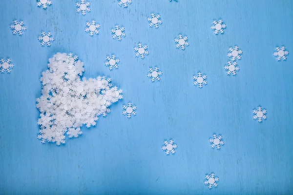 Kerst Sneeuwvlokken Blauwe Houten Achtergrond Hart Van Witte Sneeuwvlokken — Stockfoto