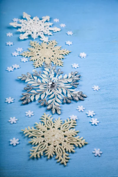 Weihnachten Schneeflocken Auf Blauem Holzgrund Rand Aus Silbernen Schneeflocken — Stockfoto